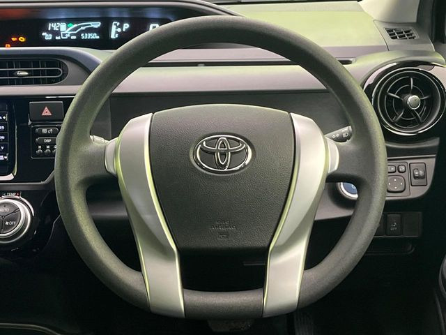 �C���e���A�ɍ��킹���f�U�C���̃X�e�A�����O�́A�^�]�������̂��Ƃ��l���A�^�]���₷���`��A�傫���ł��B�����x�A���ۂɐG���Ă��m���߂��������B