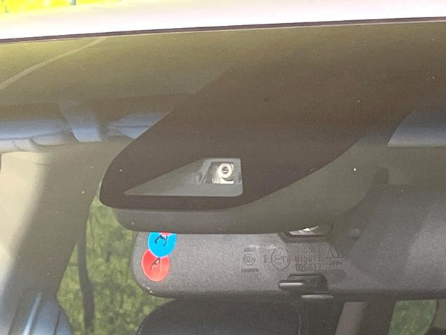 �y�z���_�Z���V���O�z���s���ɑO���̎ԗ�����F�����A�Փ˂������Ȏ��͌x��ƃu���[�L�ŏՓˉ���Ɣ�Q�y�����A�V�X�g�B�����S�Ƀh���C�u�����y���݂��������܂��B