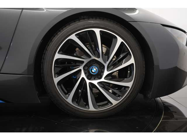 �t�����g�̃��[�^�[�őO�ւ��쓮�����A�ɓ��ڂ����G���W���Ō�ւ��쓮����ϑ�4WD