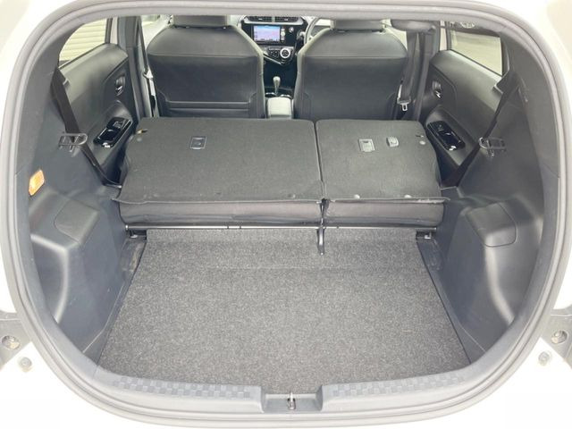 後席を格納すると、これだけの広さが!シーンに合わせたシートアレンジで、大きな荷物も積むことが出来ます♪