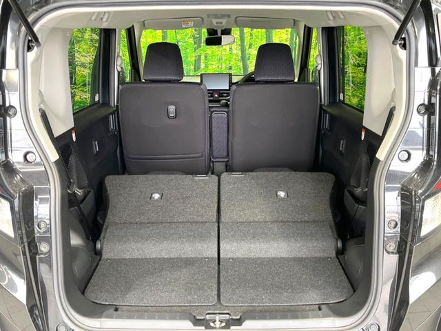 ���i�̂���������ʋ΁A���}���ɏ\���ȉ׎��X�y�[�X���m�ۂ��Ă���܂��B�Z�J���h�V�[�g��|���ƁA�傫�ȉו��̐ύڂ��\�ł���