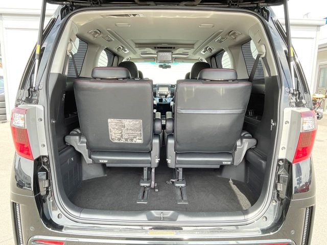 ���i�̂���������ʋ΁A���}���ɏ\���ȉ׎��X�y�[�X���m�ۂ��Ă���܂��B�Z�J���h�V�[�g��|���ƁA�傫�ȉו��̐ύڂ��\�ł���