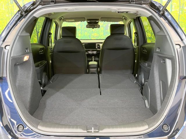 ���i�̂���������ʋ΁A���}���ɏ\���ȉ׎��X�y�[�X���m�ۂ��Ă���܂��B�Z�J���h�V�[�g��|���ƁA�傫�ȉו��̐ύڂ��\�ł���