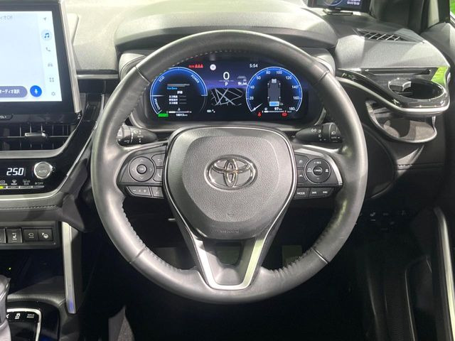 �C���e���A�ɍ��킹���f�U�C���̃X�e�A�����O�́A�^�]�������̂��Ƃ��l���A�^�]���₷���`��A�傫���ł��B�����x�A���ۂɐG���Ă��m���߂��������B