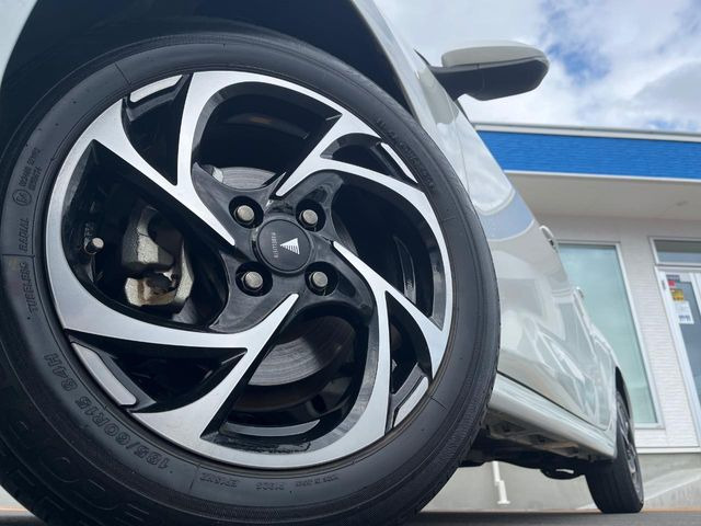 �y15�C���`�A���~�z�C�[���z�O�ςɃ}�b�`�����A���~�z�C�[���𑕒����Ă���܂��B�e��A���~�z�C�[����A�X�^�b�h���X�^�C�����戵�����Ă���܂��B���񂲑��k����������