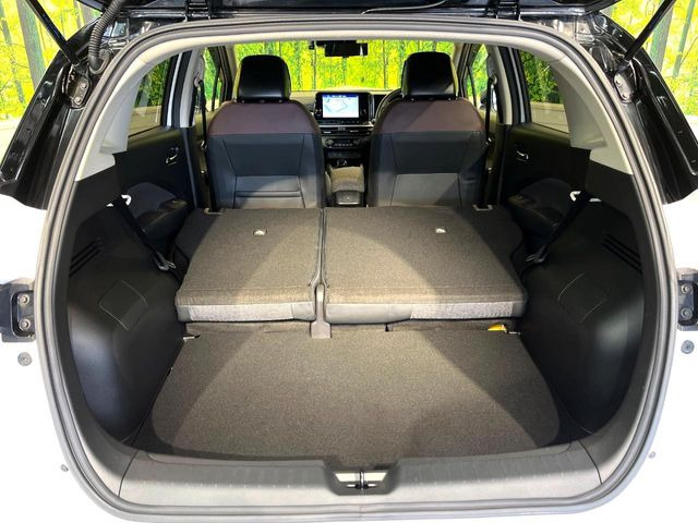 ���i�̂���������ʋ΁A���}���ɏ\���ȉ׎��X�y�[�X���m�ۂ��Ă���܂��B�Z�J���h�V�[�g��|���ƁA�傫�ȉו��̐ύڂ��\�ł���