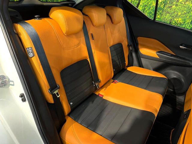 後部座席も気になるようなキズ・汚れやへたり等、大きなダメージはなく、良好な状態です。