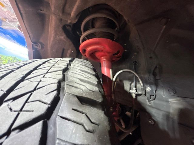 お車を安心してお乗りいただく為には、足回りの定期点検が欠かせません。サービスサポート(有償保証)では無料点検もご提供しており、安心のカーライフをお過ごしいただけるサポート体制が整っています。