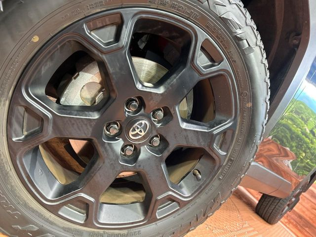 【純正○○インチアルミホイール】外観にマッチした純正アルミホイールを装着しております。各種社外アルミホイールや、スタッドレスタイヤも取扱いしております。是非ご相談ください♪