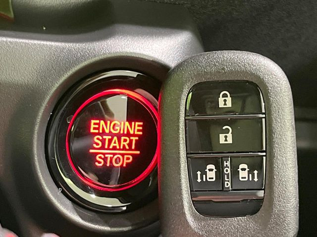 �yHonda�X�}�[�g�L�[�z�J�o����|�P�b�g�ɓ��ꂽ�܂܂ł��h�A�̎{���E�������\�ȃX�}�[�g�L�[�𑕔��B�G���W���̃I���E�I�t�����J�M�����o���K�v����������Ƃ��Ă��֗��ł���