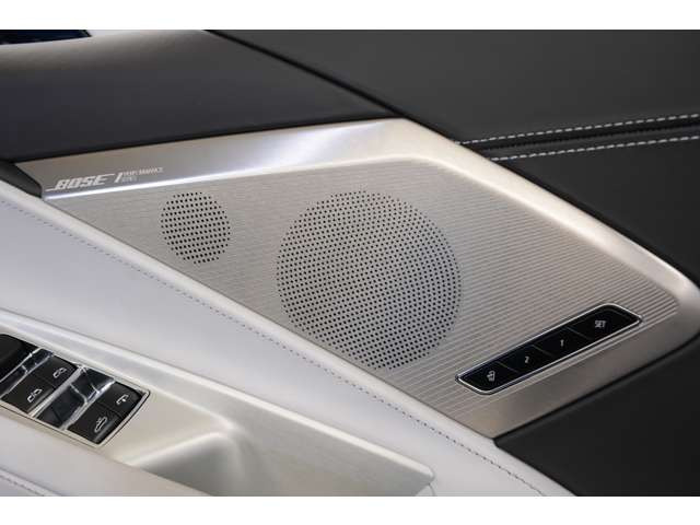 BOSE�p�t�H�[�}���X�V���[�Y�T�E���h�̓L���r���`���f�ނɍ��킹�ă`���[�j���O����Ă���A�I�[�v�����s���ł��N���A�ŗՏꊴ�̂���T�E���h���������܂��B