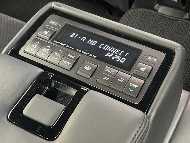 【リアオートエアコン】広い後部座席には必須の機能!風量や温度を自動で調整し前席と同様な車内環境にしてくれるリアオートエアコンを装備。夏の暑さも冬の寒さもストレスなく快適にお過ごしいただけます♪