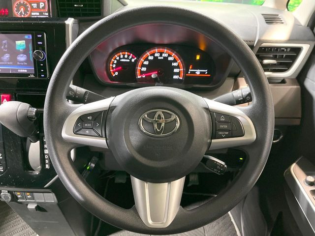 �C���e���A�ɍ��킹���f�U�C���̃X�e�A�����O�́A�^�]�������̂��Ƃ��l���A�^�]���₷���`��A�傫���ł��B�����x�A���ۂɐG���Ă��m���߂��������B