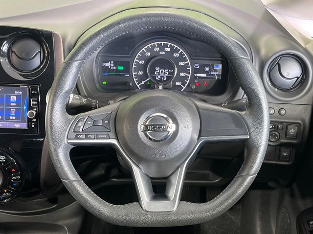 �y�����v�����X�e�A�����O�z�㎿�Ȋv���g�p���邱�ƂŁA��ɂ����������݂ƂĂ��^�]���₷���n���h���ł���