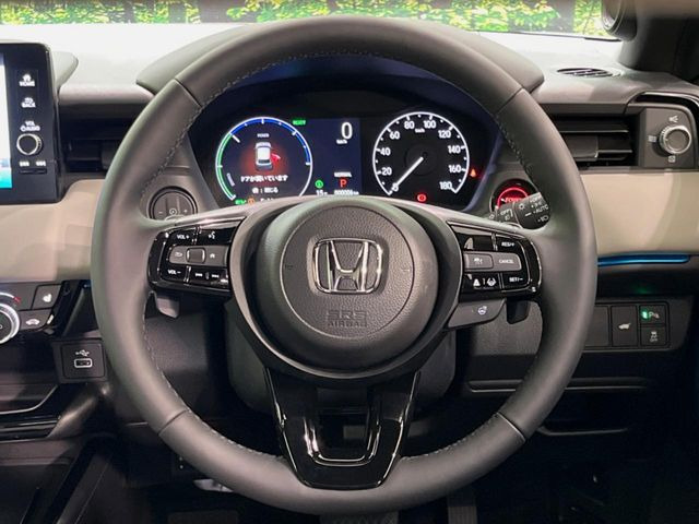 【ステアリングヒーター】冬場に冷たくなりやすい革巻きステアリングを、スイッチ一つで素早く適温に!エアコンよりも早く温まってくれるので、寒い日の運転も快適になりますね♪