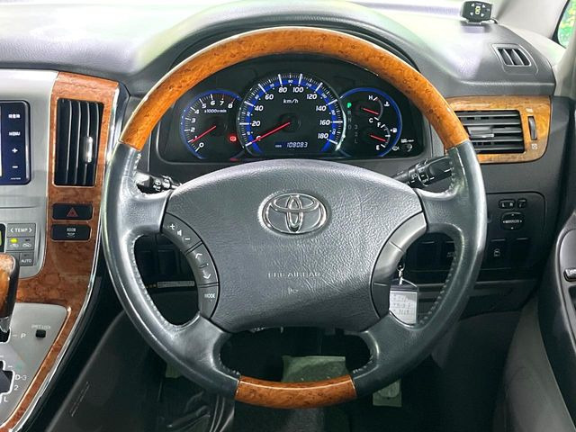 【ウッドコンビステアリング】高級感ある木目調パーツを採用した手に良く馴染むコンビハンドル。運転席廻りの雰囲気も一気に豪華になります!