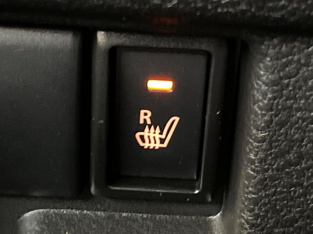 【シートヒーター】寒い日に重宝するシートヒーター!エアコンより早く温まってくれるので寒がりの人も安心ですね♪エアコンの温風は乾燥するから苦手、という方にもをおすすめです。