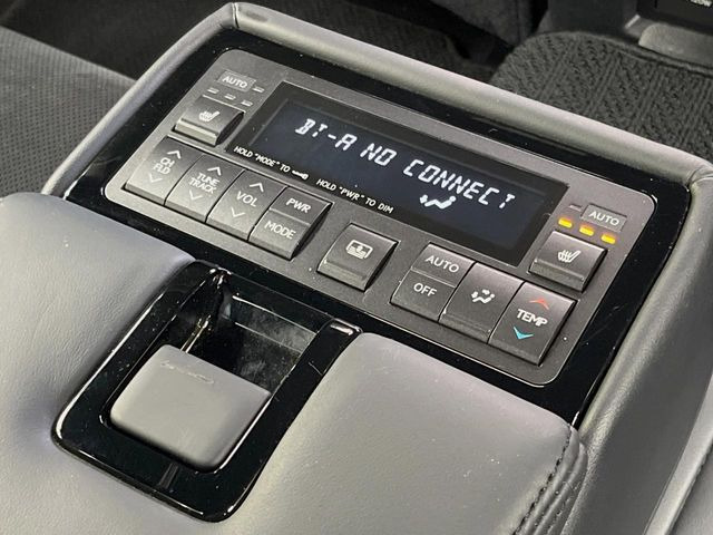 【前席+後席シートヒーター】寒い日に重宝するシートヒーターを後席にも装備!エアコンより早く温まってくれるので寒がりの人も安心ですね♪エアコンの温風は乾燥するから苦手、という方にもをおすすめです。