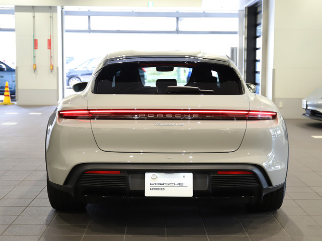 タイカンクロスツーリスモ4 4+1シート 4WD