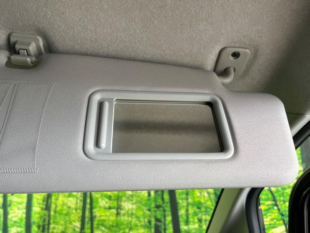 【バニティミラー】サンバイザー裏に設置されたミラーで身だしなみチェック!ちょっとしたメイク直しにも活躍します♪