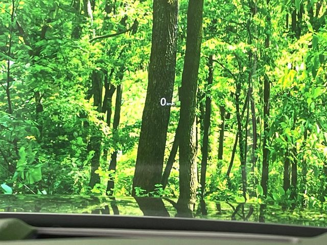 【ヘッドアップディスプレイ】現在の速度や走行情報をデジタル表示で運転席前方のガラスに投影!運転中、目線をずらさず必要な情報を確認できるのでとっても便利で安心!