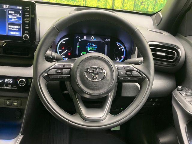 �C���e���A�ɍ��킹���f�U�C���̃X�e�A�����O�́A�^�]�������̂��Ƃ��l���A�^�]���₷���`��A�傫���ł��B�����x�A���ۂɐG���Ă��m���߂��������B