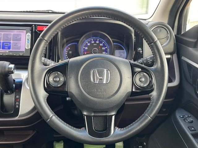 �C���e���A�ɍ��킹���f�U�C���̃X�e�A�����O�́A�^�]�������̂��Ƃ��l���A�^�]���₷���`��A�傫���ł��B�����x�A���ۂɐG���Ă��m���߂��������B