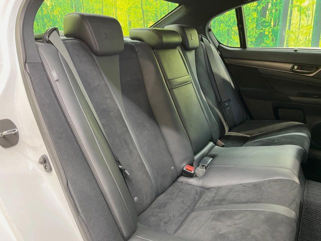 後部座席も気になるようなキズ・汚れやへたり等、大きなダメージはなく、良好な状態です。