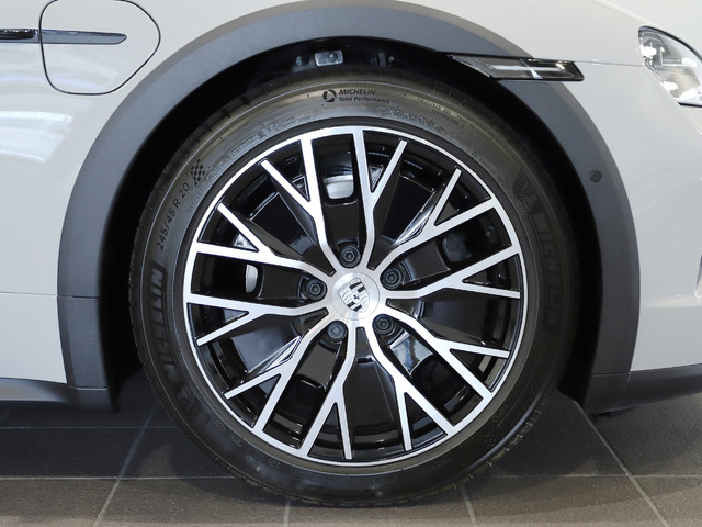 タイカンクロスツーリスモ4 4+1シート 4WD