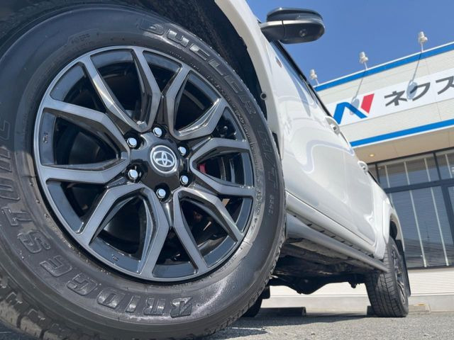 �y�O���[�h��p����18�C���`�A���~�z�C�[���z�f�U�C�����̍��������A���~�z�C�[���𑕒����Ă���܂��B�e��ЊO�A���~�z�C�[����A�X�^�b�h���X�^�C�����戵�����Ă���܂��B���񂲑��k����������