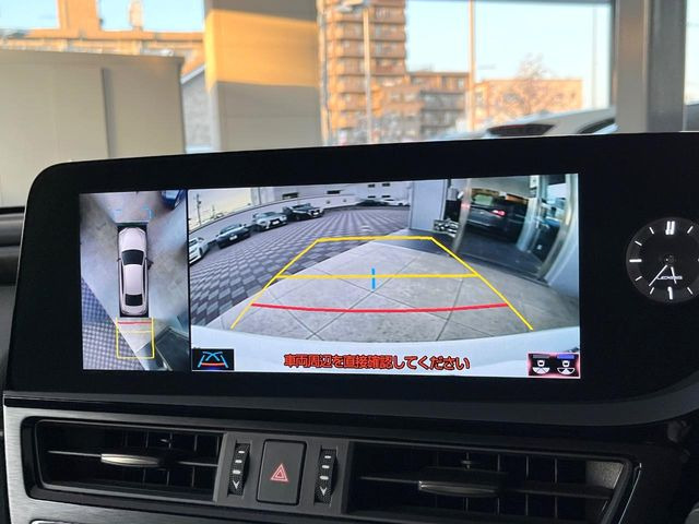 �y�p�m���~�b�N�r���[���j�^�[�z��p�̃J�����ɂ��A�ォ�猩���낵���悤�Ȏ��_��360�x�N���}�̎��͂��m�F���邱�Ƃ��ł��܂������p�������m�F���₷���A�����ꏊ�ł̐؂�Ԃ��⒓�Ԃ��X���[�Y�ɍs���܂��B