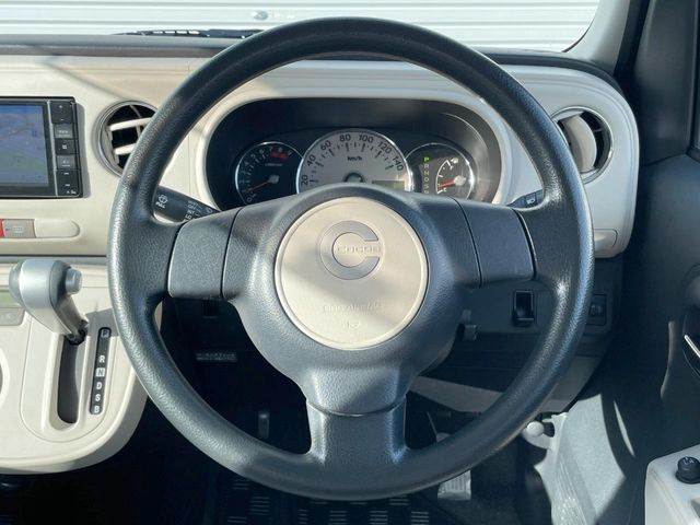 �C���e���A�ɍ��킹���f�U�C���̃X�e�A�����O�́A�^�]�������̂��Ƃ��l���A�^�]���₷���`��A�傫���ł��B�����x�A���ۂɐG���Ă��m���߂��������B