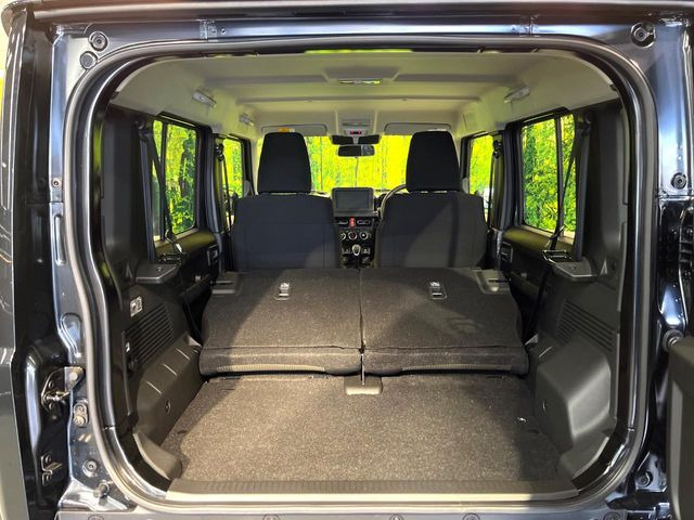 後席を格納すると、これだけの広さが!シーンに合わせたシートアレンジで、大きな荷物も積むことが出来ます♪