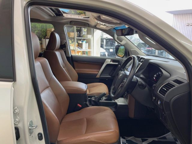 【ブラウンレザーシート】デザイン性が高く、高級感のある茶革シート。常に体に触れる部分だから、座り心地の良さにはこだわりたいですね♪汚れの付着や劣化を抑制する内装コーティング施工もおススメですよ♪