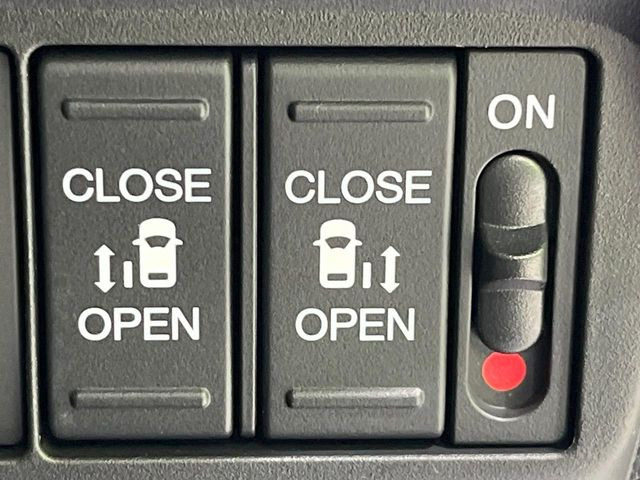 【両側パワースライドドア】スマートキーや運転席のスイッチで後席両側スライドドアの開閉が可能♪電動だから力を入れてドアを開ける必要が無く、小さなお子様でも簡単に開け閉めでき快適です♪