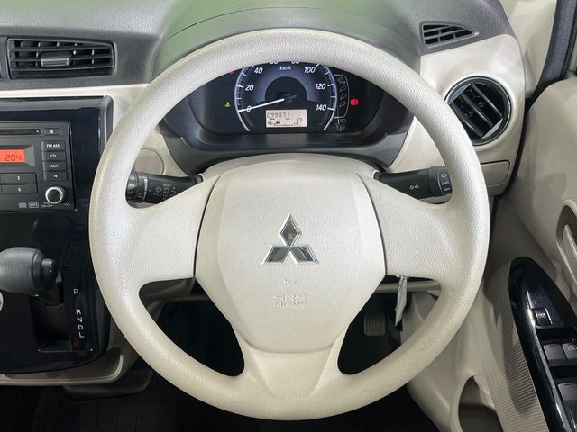 �C���e���A�ɍ��킹���f�U�C���̃X�e�A�����O�́A�^�]�������̂��Ƃ��l���A�^�]���₷���`��A�傫���ł��B�����x�A���ۂɐG���Ă��m���߂��������B