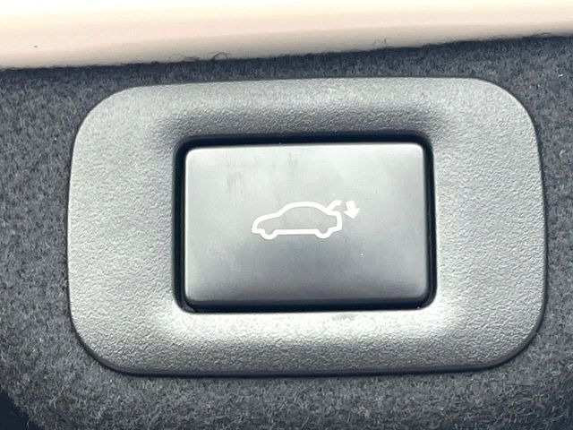 【ハンズフリーパワーバックドア】リアバンパー下部に足先を出し入れするだけでバックドアが自動で開閉♪両手が荷物でふさがっている時でもラクラク開閉操作が行えます!