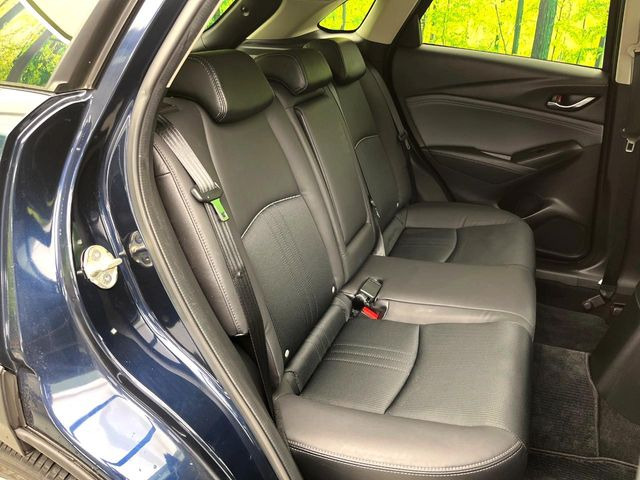 後部座席も気になるようなキズ・汚れやへたり等、大きなダメージはなく、良好な状態です。