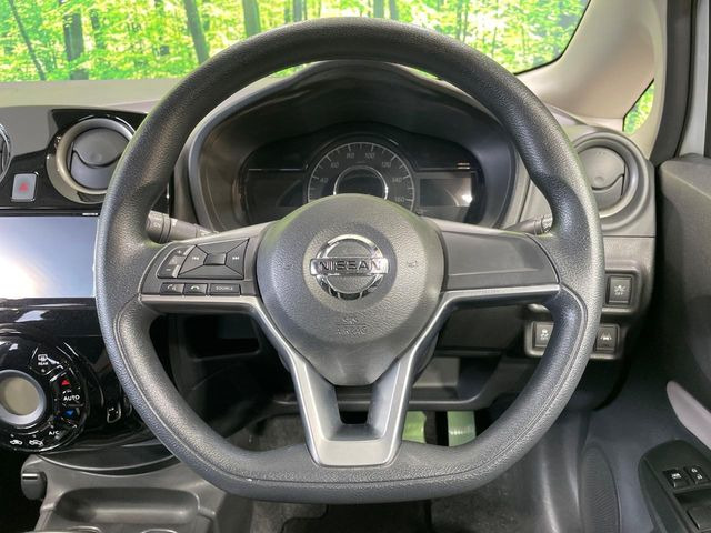 �C���e���A�ɍ��킹���f�U�C���̃X�e�A�����O�́A�^�]�������̂��Ƃ��l���A�^�]���₷���`��A�傫���ł��B�����x�A���ۂɐG���Ă��m���߂��������B