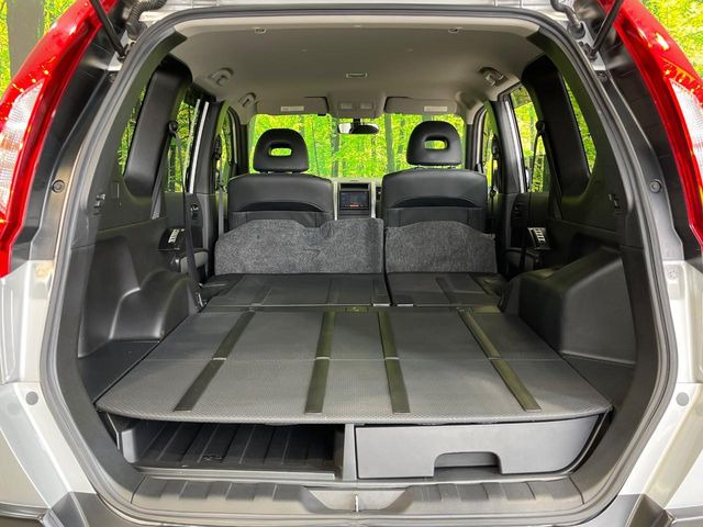 ���i�̂���������ʋ΁A���}���ɏ\���ȉ׎��X�y�[�X���m�ۂ��Ă���܂��B�Z�J���h�V�[�g��|���ƁA�傫�ȉו��̐ύڂ��\�ł���