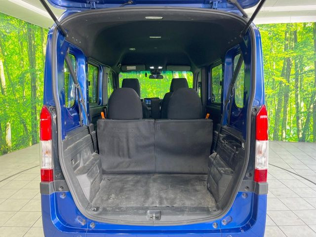 ���i�̂���������ʋ΁A���}���ɏ\���ȉ׎��X�y�[�X���m�ۂ��Ă���܂��B�Z�J���h�V�[�g��|���ƁA�傫�ȉו��̐ύڂ��\�ł���