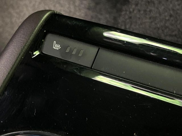 【前席+後席シートヒーター】寒い日に重宝するシートヒーターを後席にも装備!エアコンより早く温まってくれるので寒がりの人も安心ですね♪エアコンの温風は乾燥するから苦手、という方にもをおすすめです。