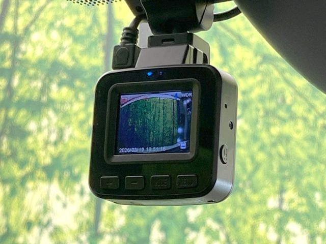 【ドライブレコーダー】ドライブレコーダー装備!走行中はもちろん、あおり運転や事故に遭遇した際、映像で記録し、万一のリスクに備えます。※記録用SDカードはお客様ご自身でご準備いただく必要があります。