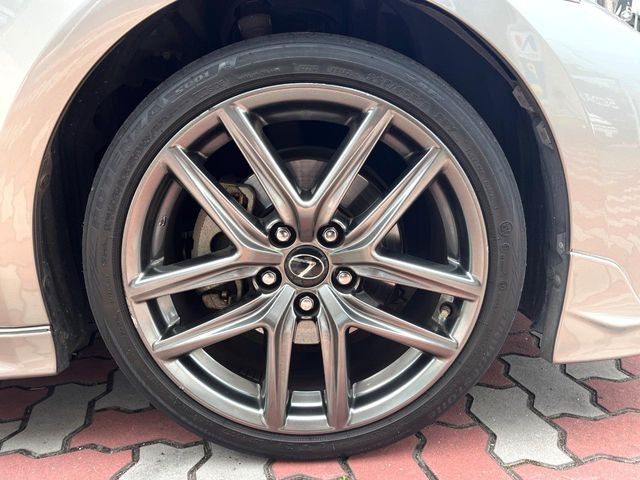 �y����18�C���`�A���~�z�C�[���z�O�ςɃ}�b�`���������A���~�z�C�[���𑕒����Ă���܂��B�e��ЊO�A���~�z�C�[����A�X�^�b�h���X�^�C�����戵�����Ă���܂��B���񂲑��k����������