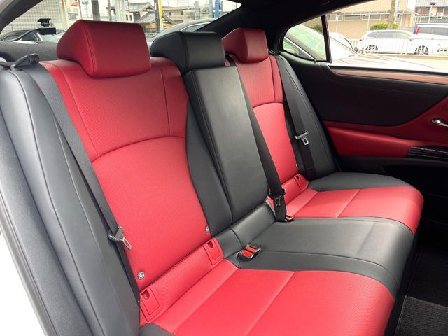 後部座席も気になるようなキズ・汚れやへたり等、大きなダメージはなく、良好な状態です。