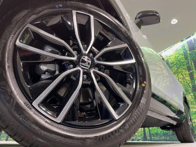 【純正18インチアルミホイール】外観にマッチした純正アルミホイールを装着しております。各種社外アルミホイールや、スタッドレスタイヤも取扱いしております。是非ご相談ください♪