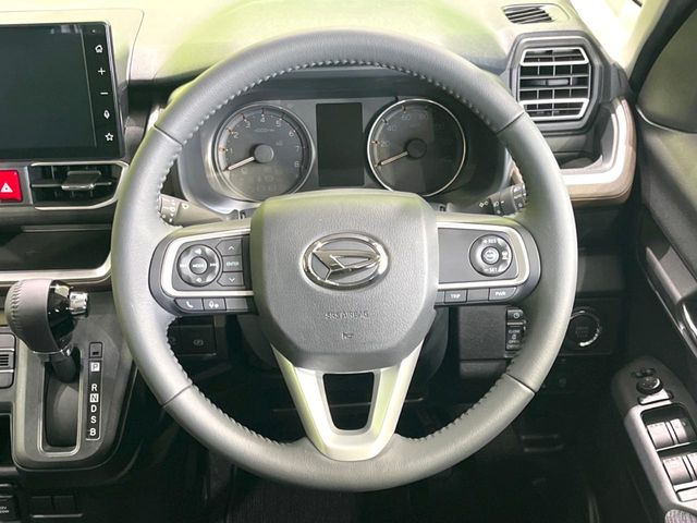 �C���e���A�ɍ��킹���f�U�C���̃X�e�A�����O�́A�^�]�������̂��Ƃ��l���A�^�]���₷���`��A�傫���ł��B�����x�A���ۂɐG���Ă��m���߂��������B