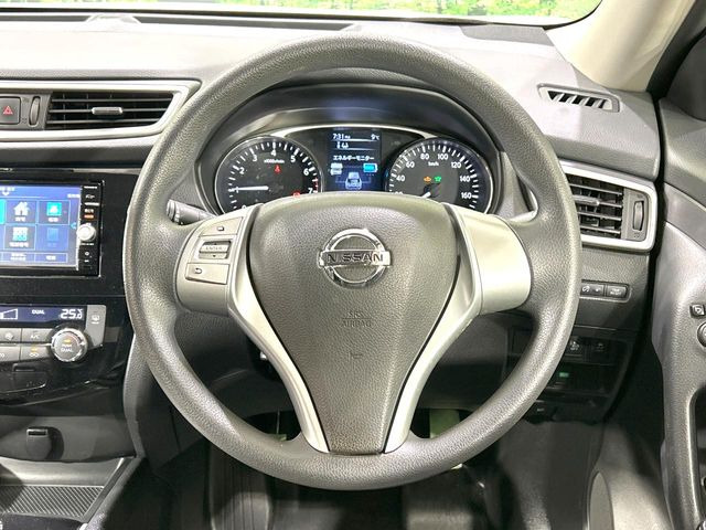 �C���e���A�ɍ��킹���f�U�C���̃X�e�A�����O�́A�^�]�������̂��Ƃ��l���A�^�]���₷���`��A�傫���ł��B�����x�A���ۂɐG���Ă��m���߂��������B