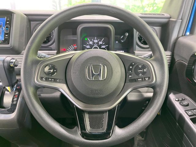 �C���e���A�ɍ��킹���f�U�C���̃X�e�A�����O�́A�^�]�������̂��Ƃ��l���A�^�]���₷���`��A�傫���ł��B�����x�A���ۂɐG���Ă��m���߂��������B