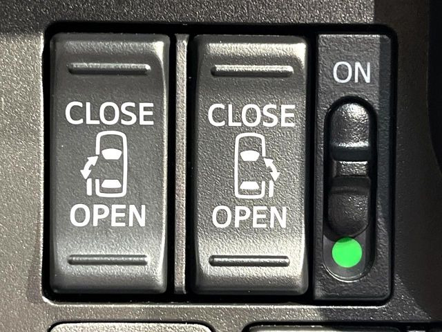 【両側パワースライドドア】スマートキーや運転席のスイッチで後席両側スライドドアの開閉が可能♪電動だから力を入れてドアを開ける必要が無く、小さなお子様でも簡単に開け閉めでき快適です♪